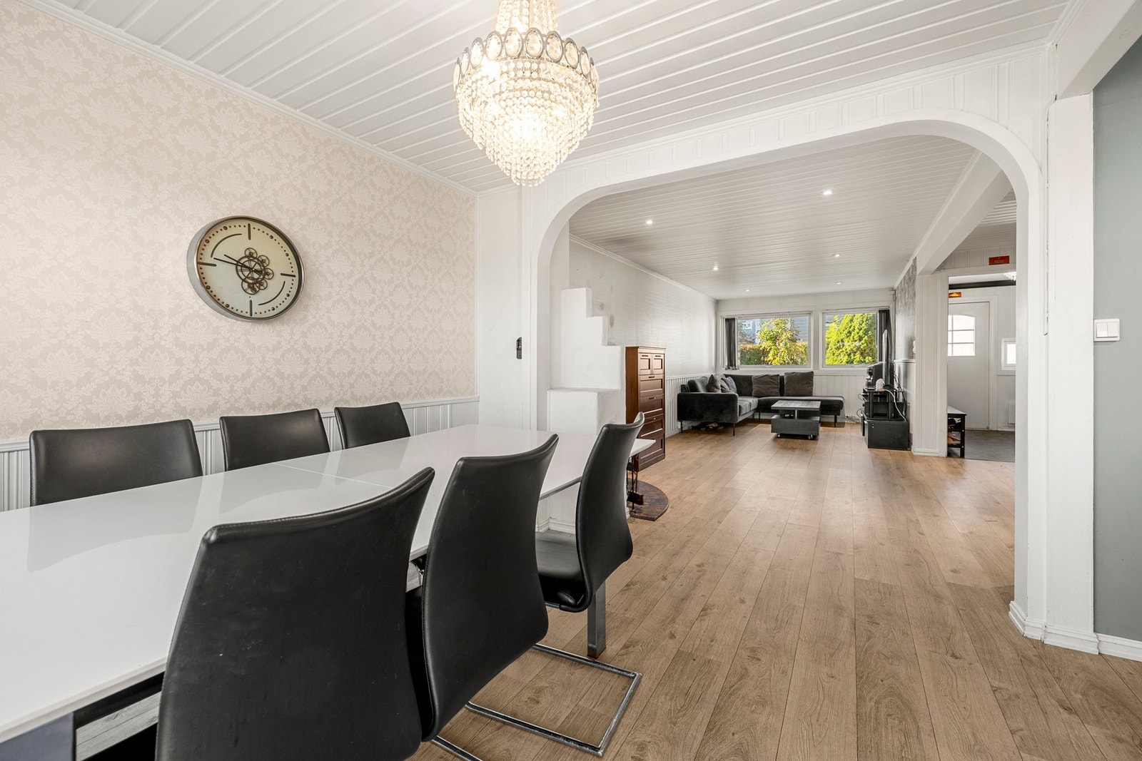 Praktisk spisestue med god plass til et langbord. Galleribilde