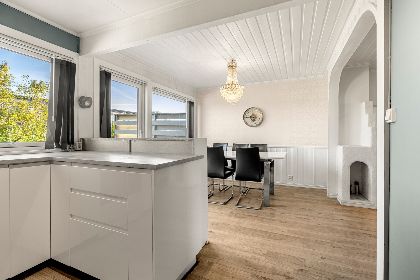 Flott og åpent kjøkken med naturlig flyt inn mot spisestuen. Galleribilde