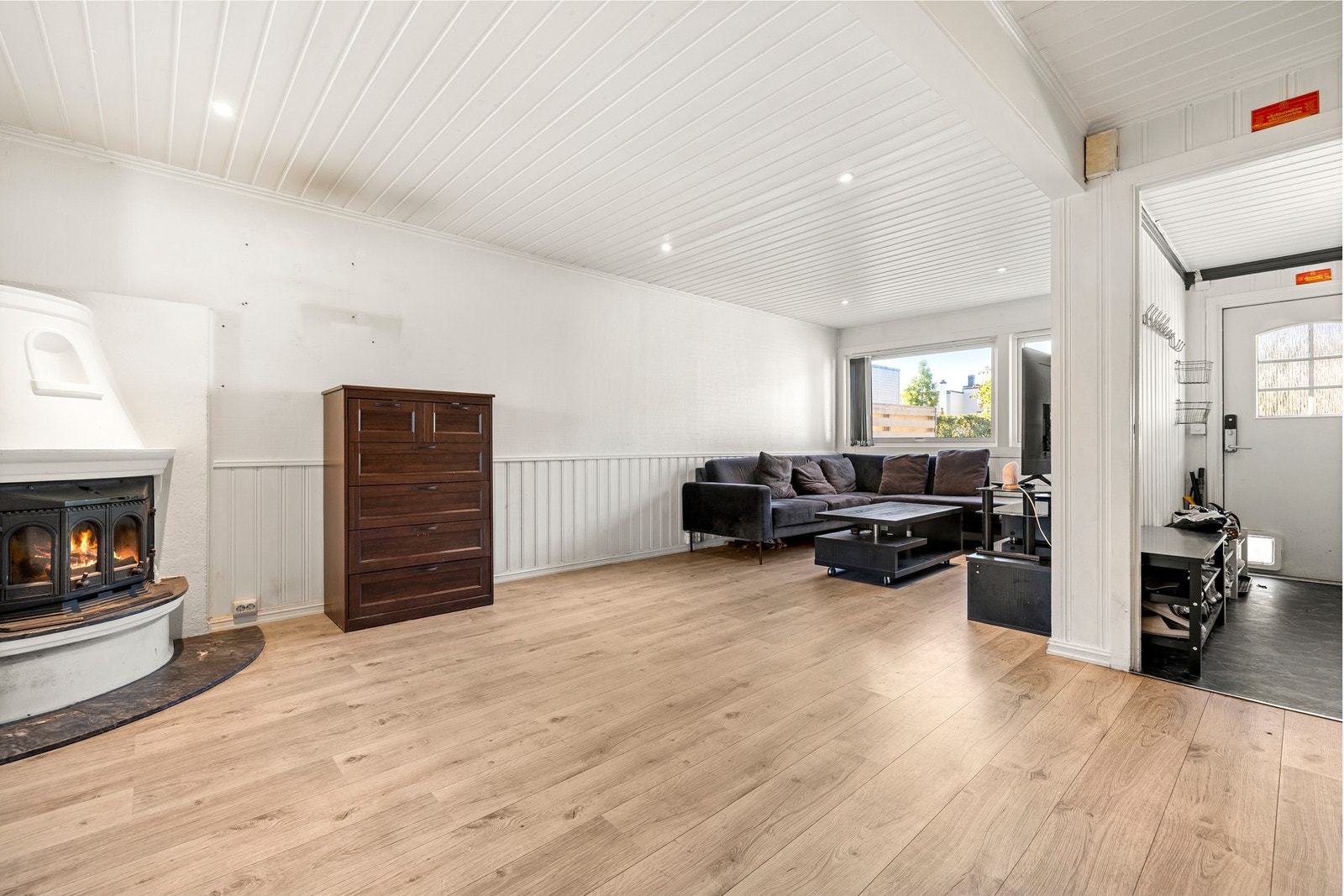 Lys og romslig stue med god takhøyde på 2,32 meter. Galleribilde