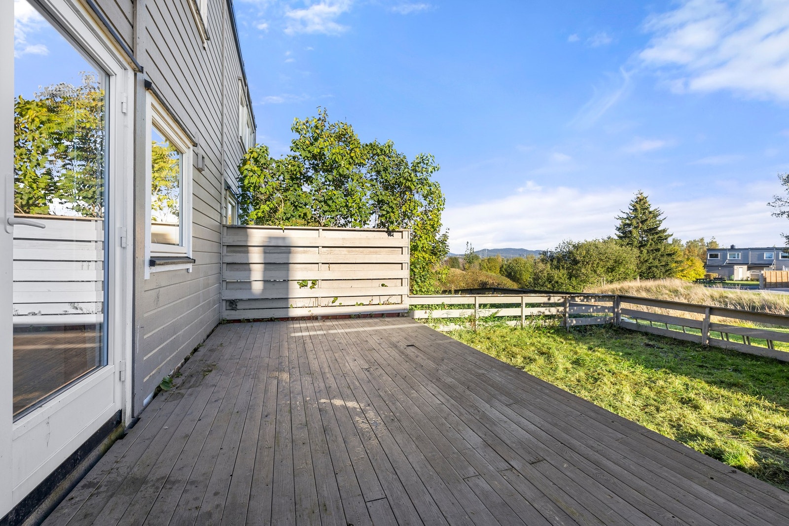 God plass til både lounge, grill og spisegruppe. Galleribilde