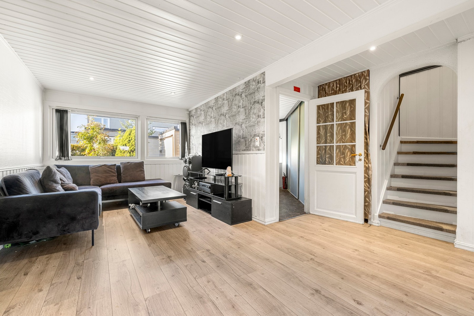 Stuen gir plass til både sofa- og spisegruppe. Galleribilde