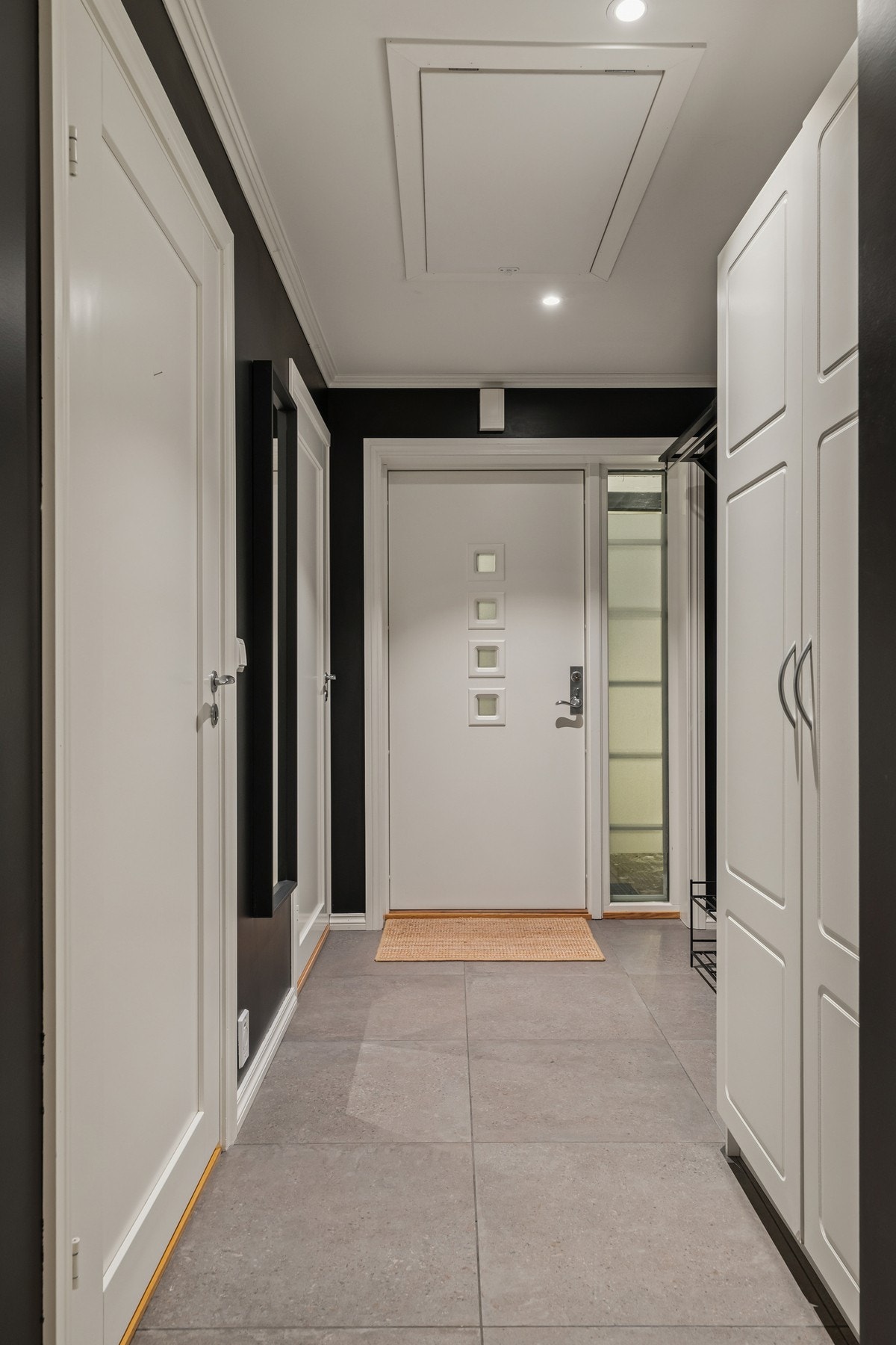 Velkommen inn - lys og pen entré med fin plass til å hensette sko og yttertøy. Galleribilde