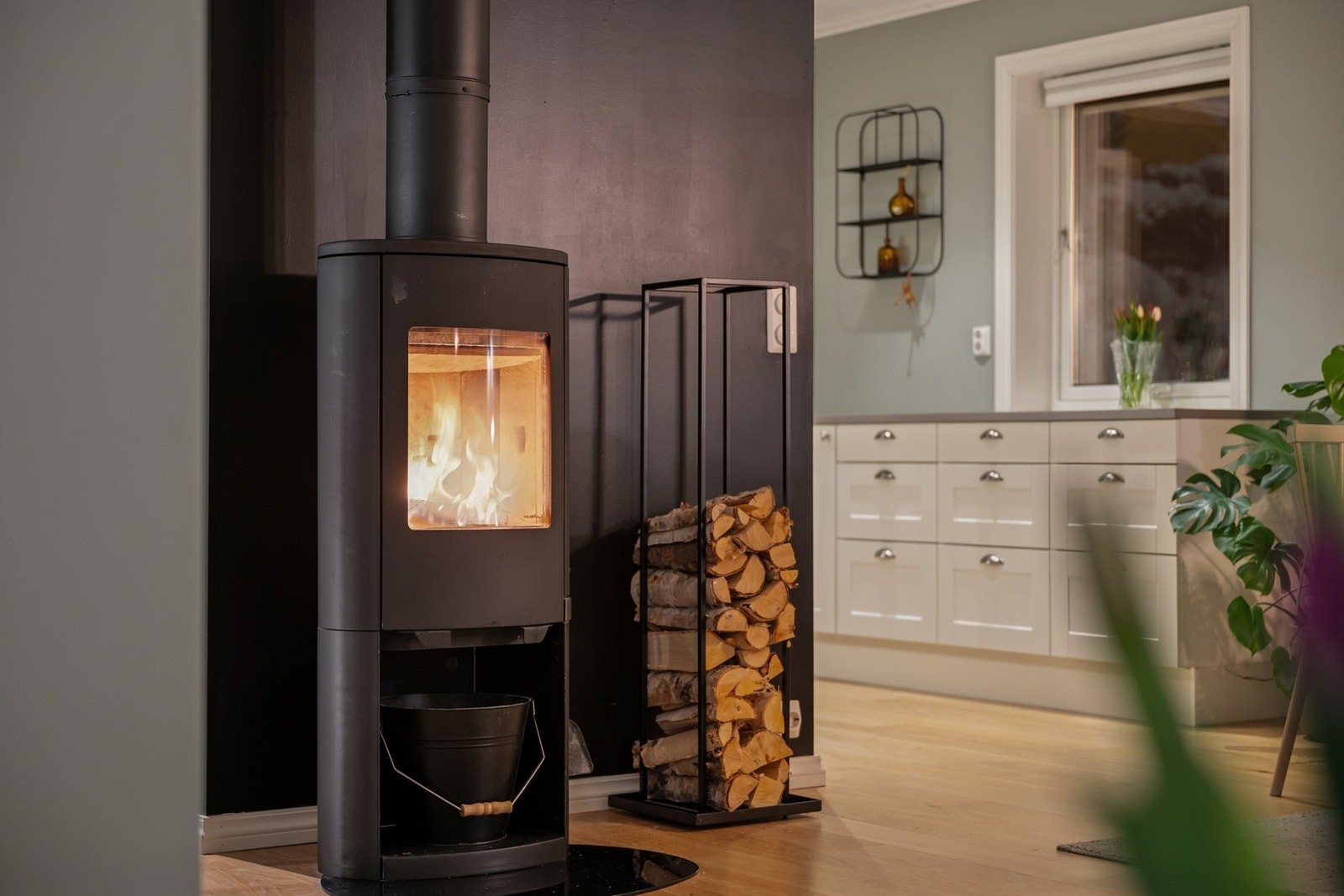 Peisen er plassert sentralt i rommet som bidrar til ekstra varme og hygge på kalde vinterdager. Galleribilde