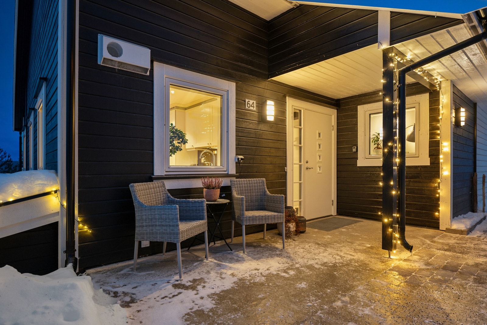 Et hyggelig inngangsparti med pent, opparbeidet uteområde. Galleribilde