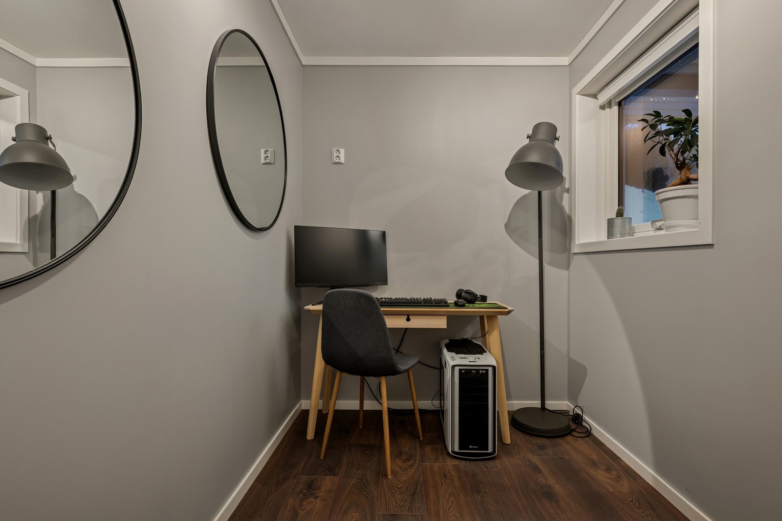 I boligens 1. etasje finner du et soverom/kontor. Galleribilde