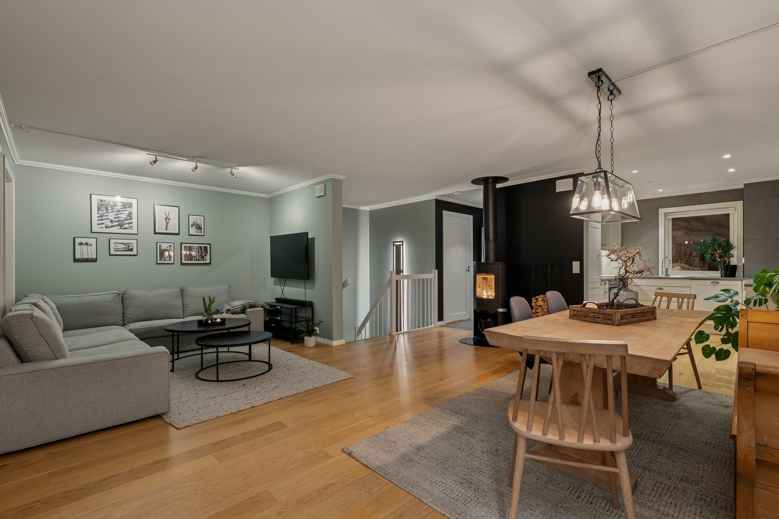 En luftig stue med god plass til spisestue og sofagruppe, samt annet møblement. Galleribilde