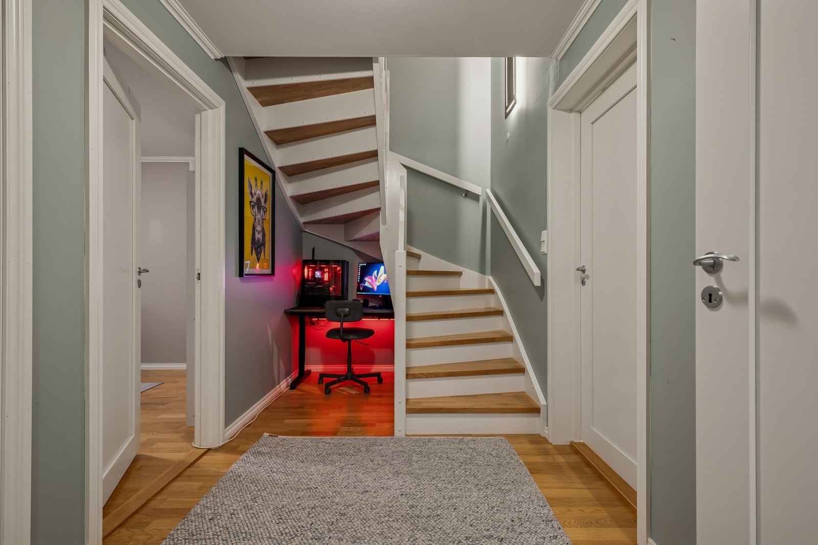 Det er fin plass til kontorløsning under trappen. Galleribilde