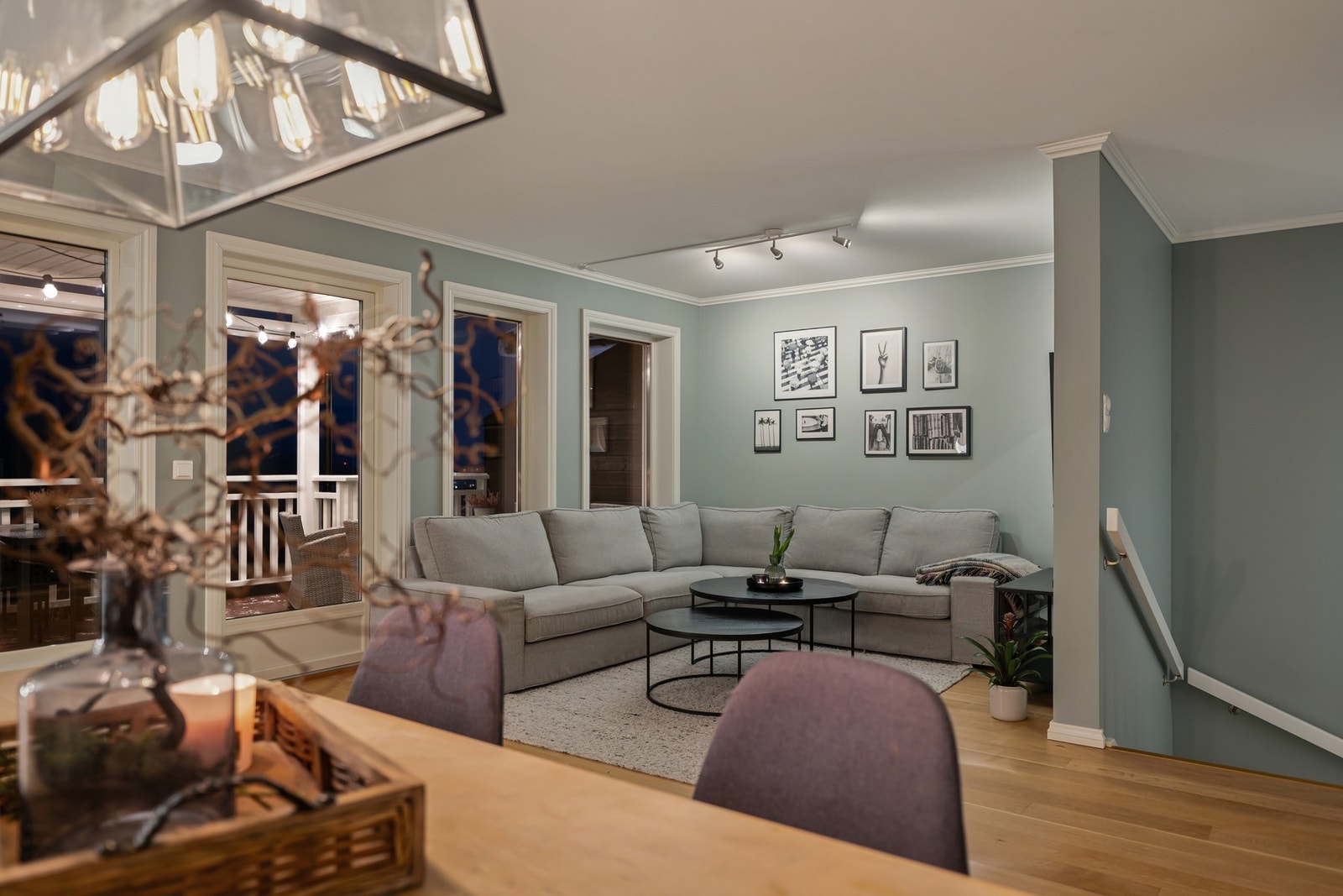 Fra stuen er det utgang til en romslig, solrik veranda. Galleribilde