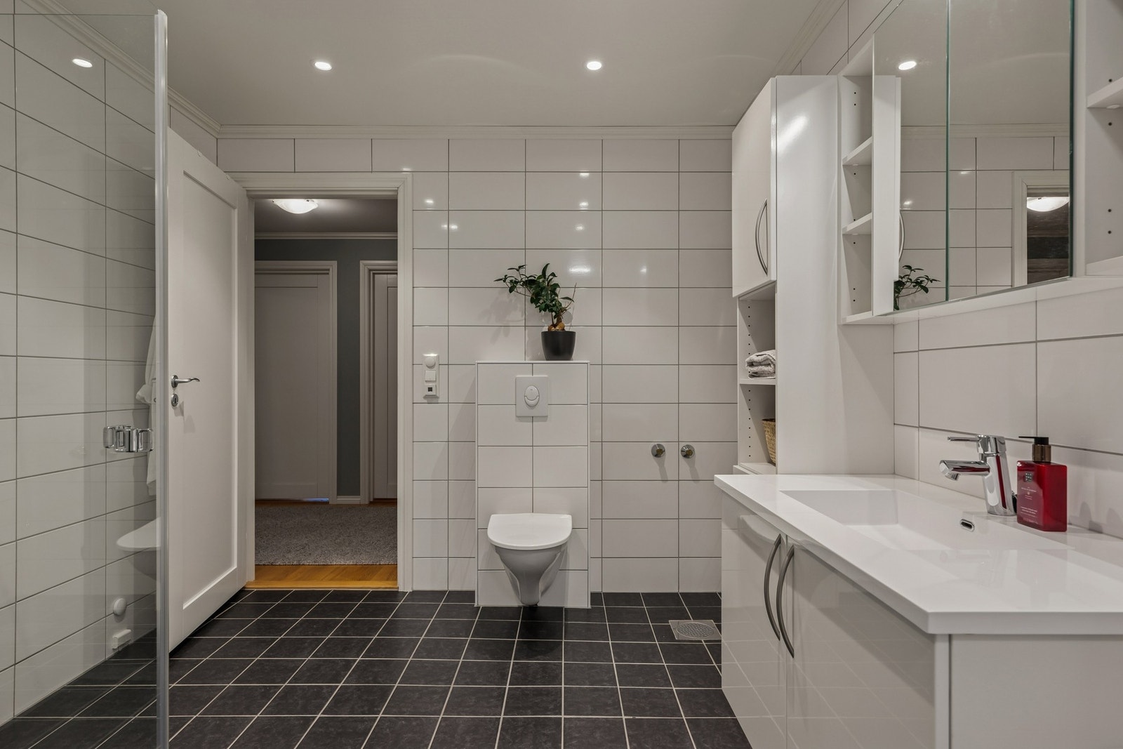 Et tidløst og pent baderom finner du her. Galleribilde