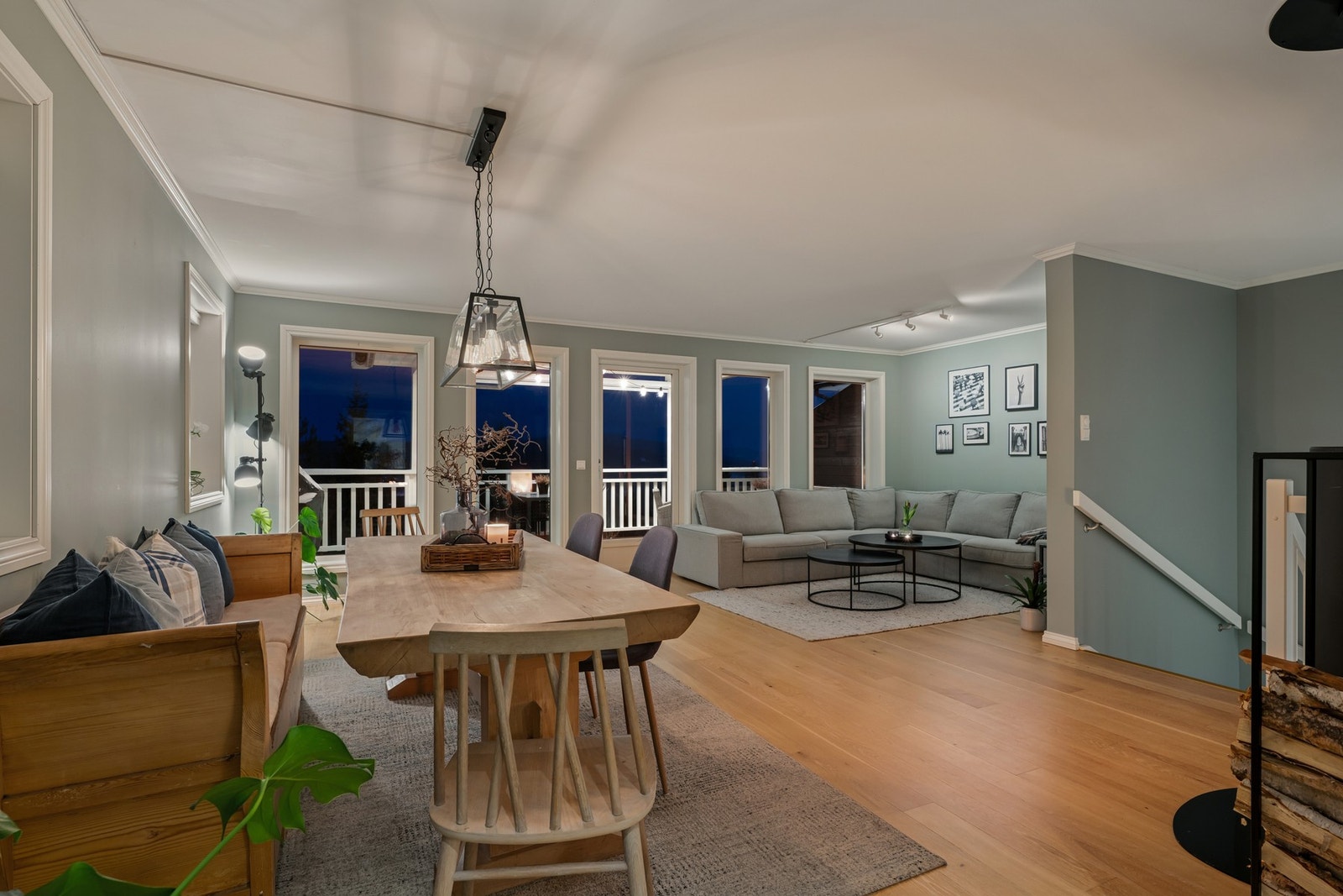 Moderne halvpart av tomannsbolig over to plan med fantastisk utsikt og gode solforhold. Galleribilde