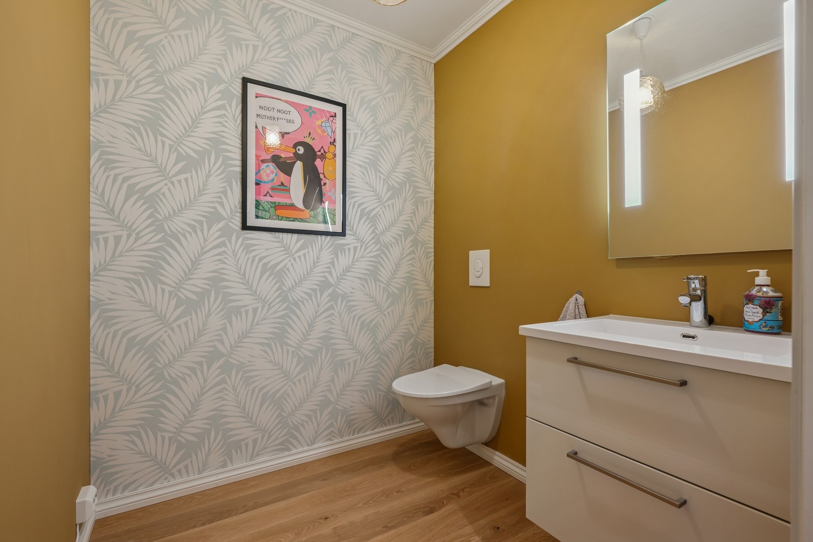 I denne etasjen finner du et praktisk toalettrom, malt i stilfull farge. Galleribilde