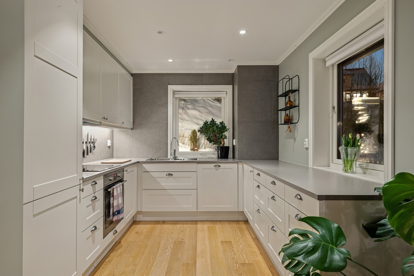 Et lyst og delikat HTH kjøkken i moderne åpen løsning. Galleribilde