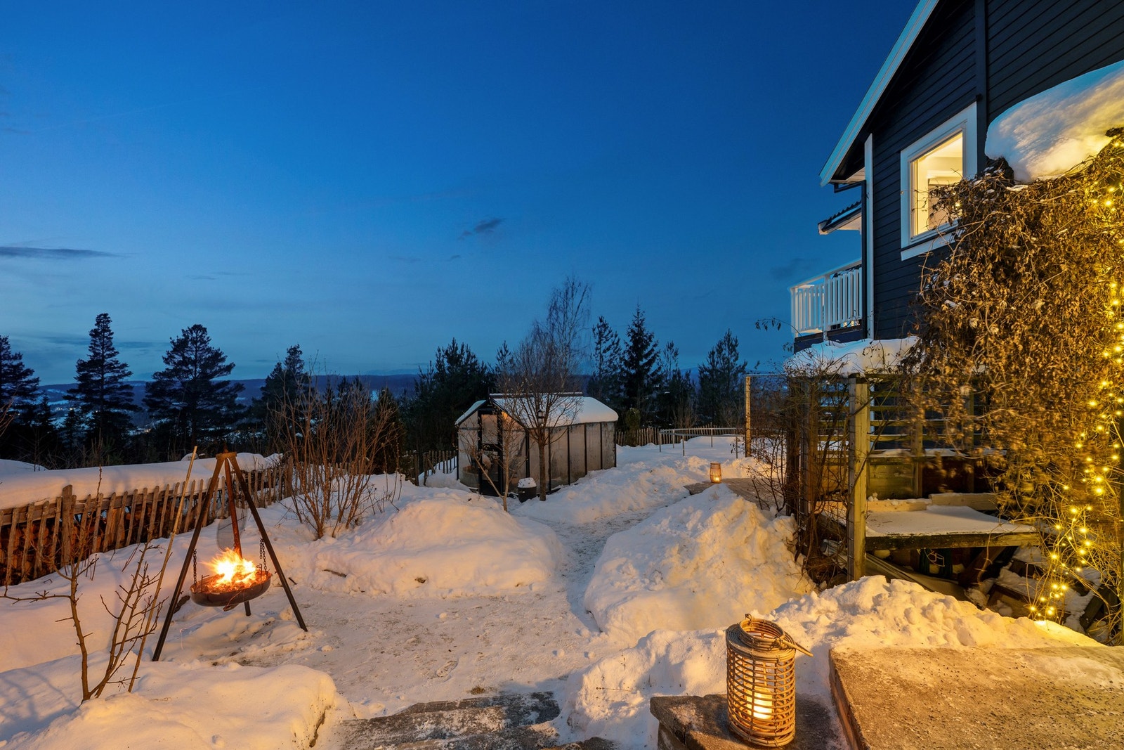 Det er godt med boltreplass for hele familien i hagen. Galleribilde
