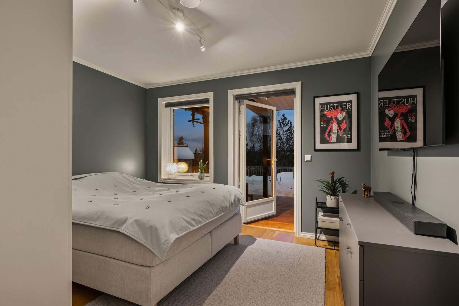 Hovedsoverommet er av god størrelse og har direkte utgang til romslig platting og hage. Galleribilde