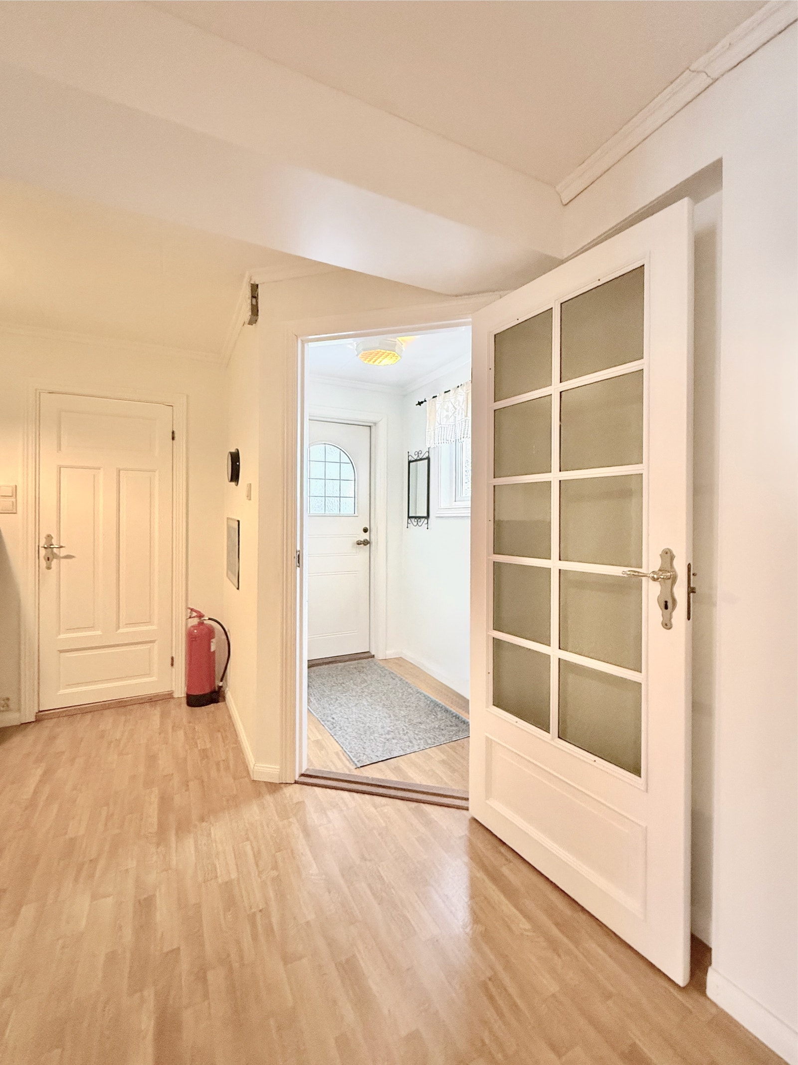 Innvendig hall med adkomst til entré og oppholdsrom, med glassdør Galleribilde