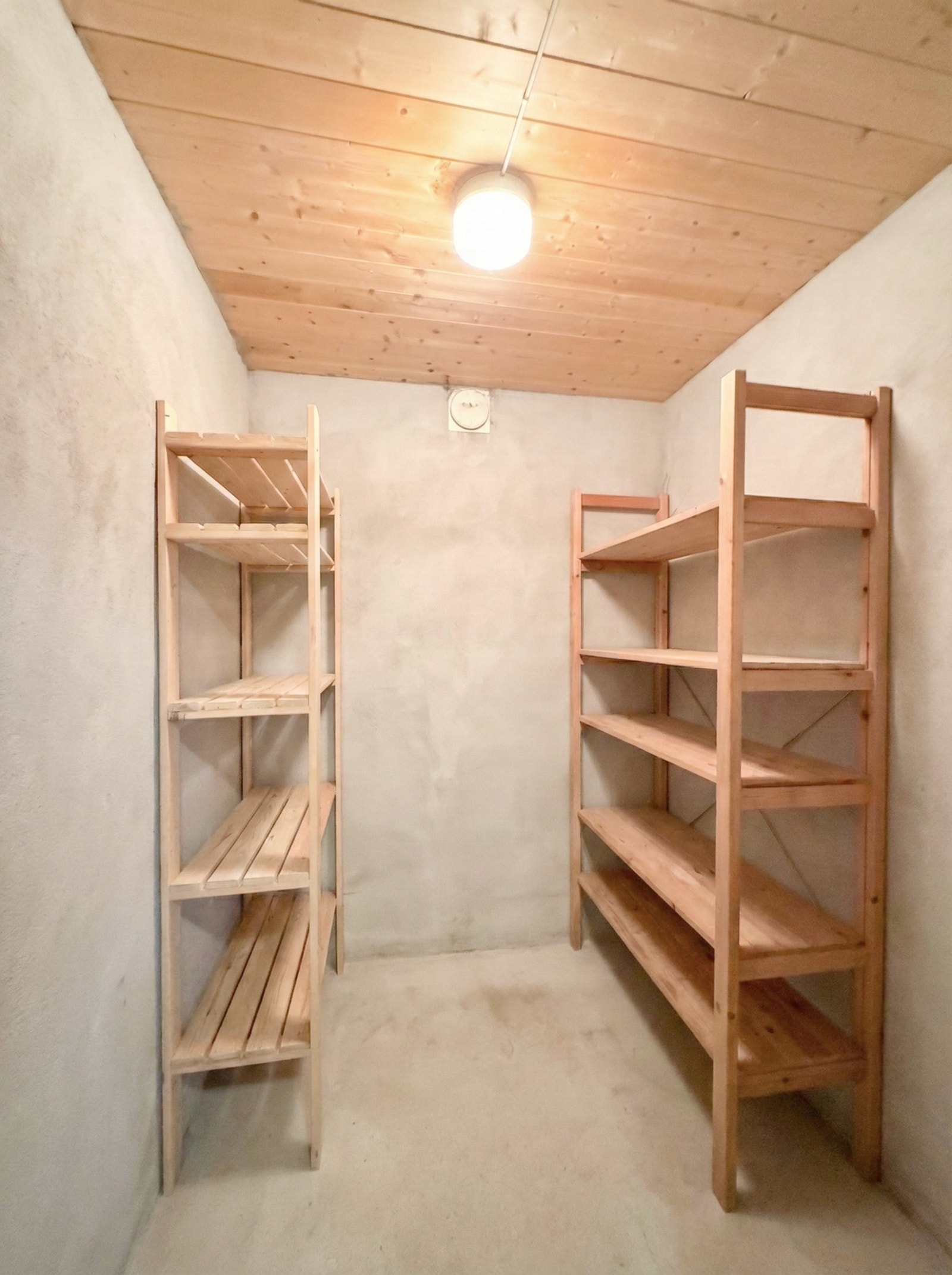 Ekstra bod i kjelleren med hyller for enkel oppbevaring Galleribilde