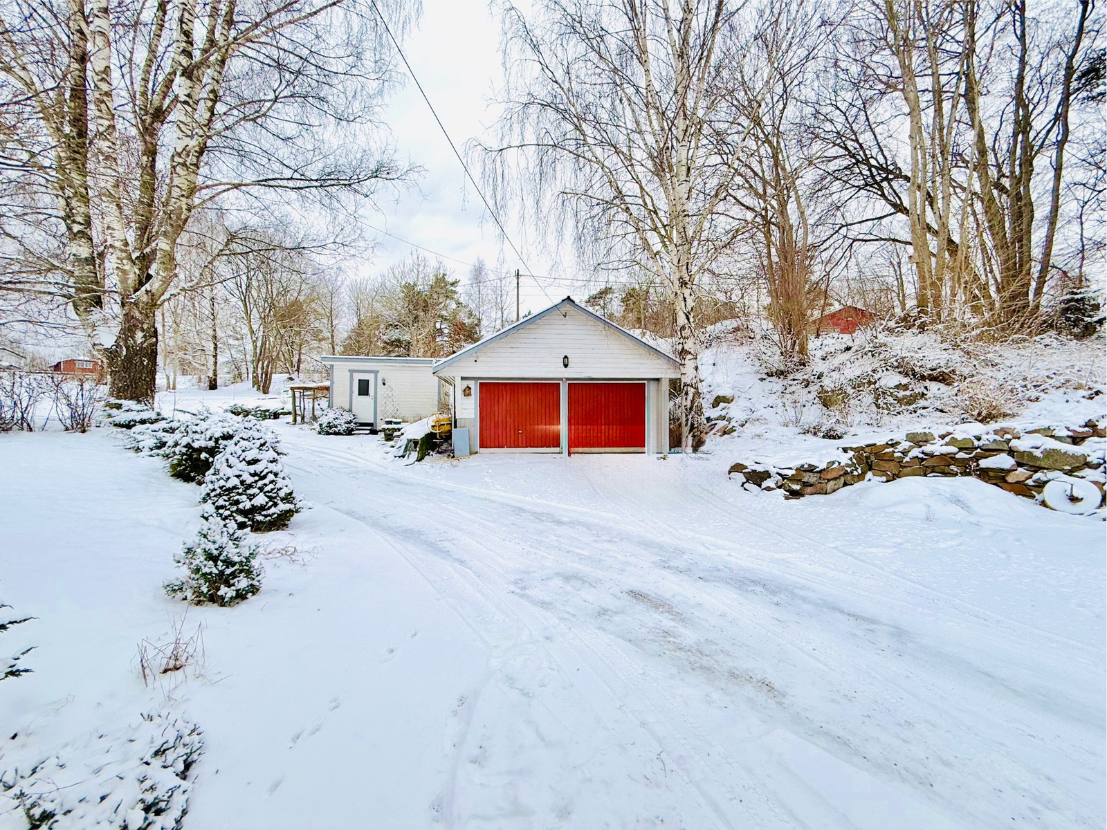 Dobbel garasje (halvparten disponeres av den andre leiligheten i bygget) Galleribilde