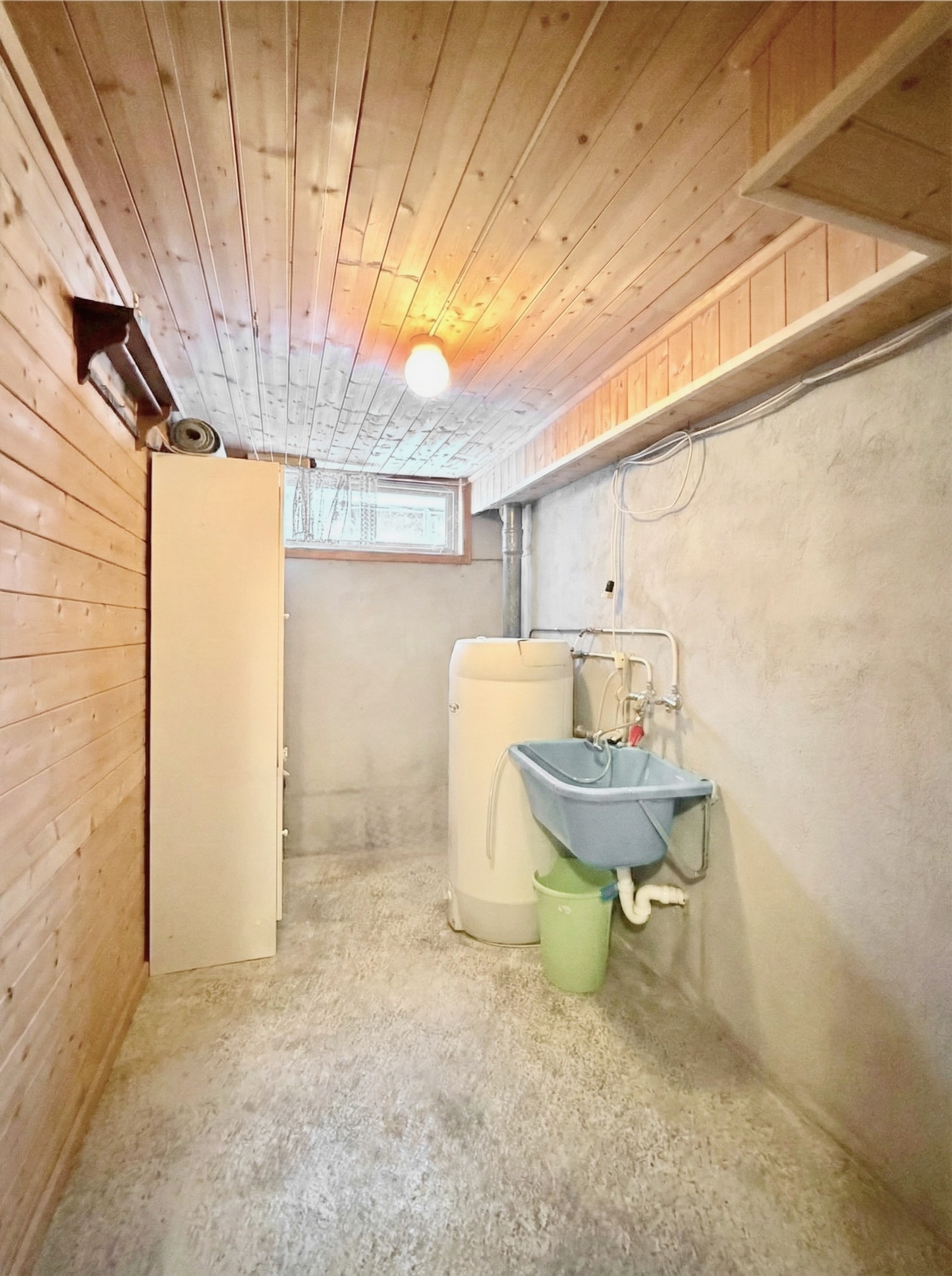 Vaskerom/teknisk rom i kjelleren med varmtvannsbereder og utslagsvask Galleribilde