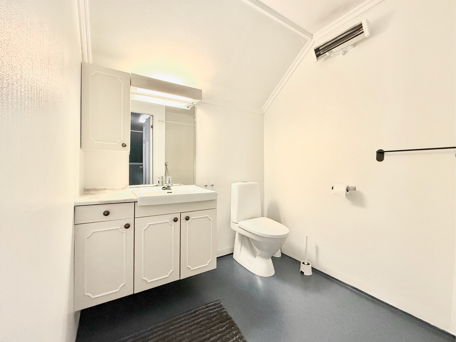 Ekstra baderom med servantinnredning, toalett og skråtak Galleribilde