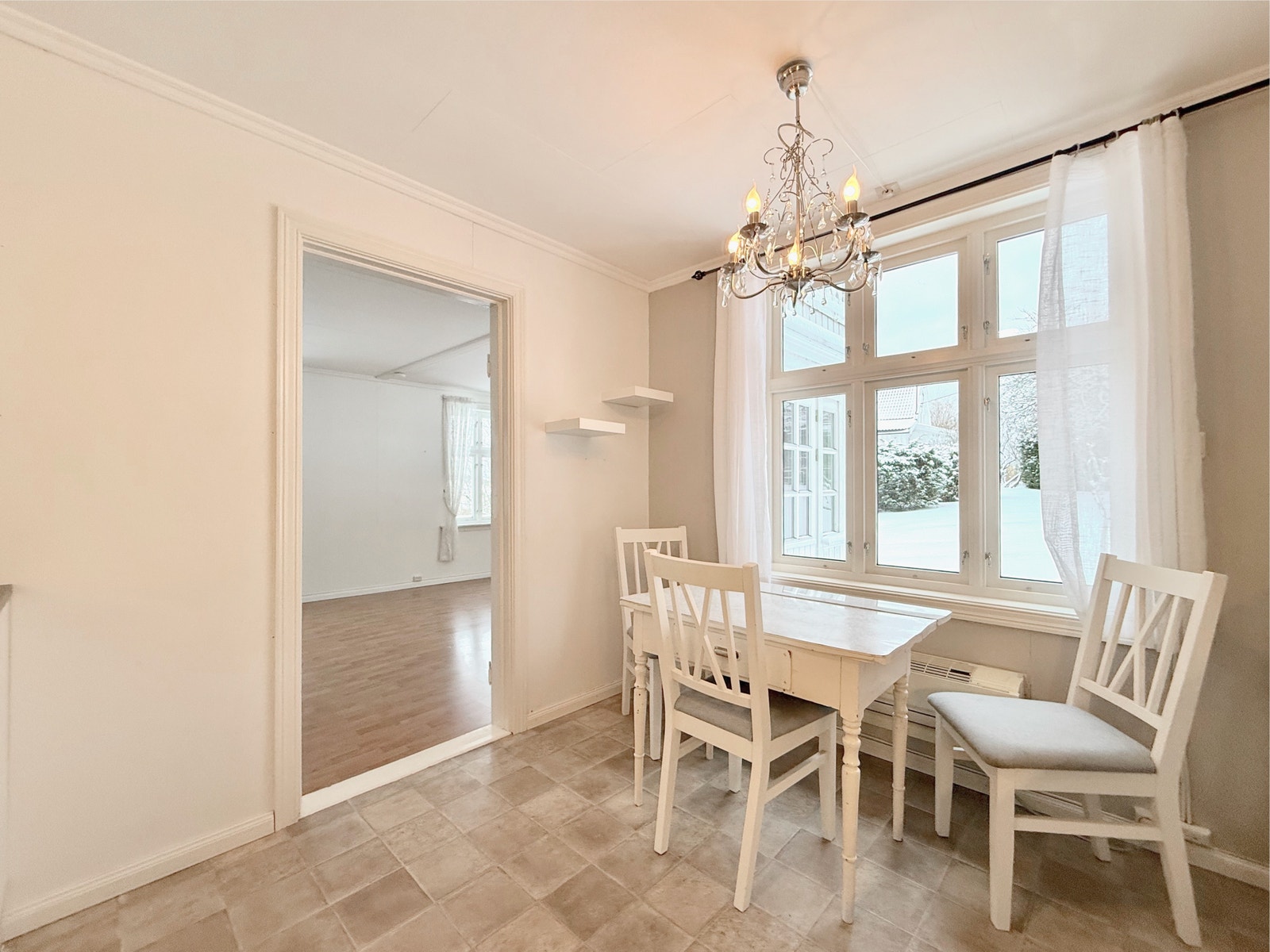 Koselig spiseplass i kjøkkenet med store vinduer og lysekrone Galleribilde