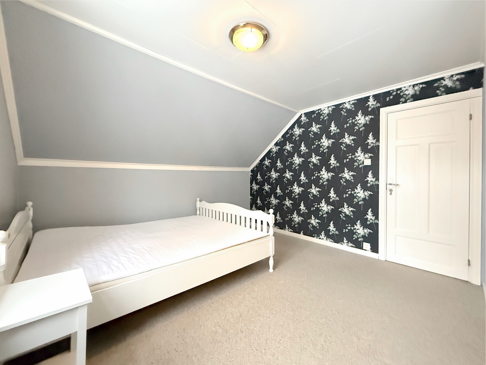 Samme soverom med blomstrete fondvegg Galleribilde