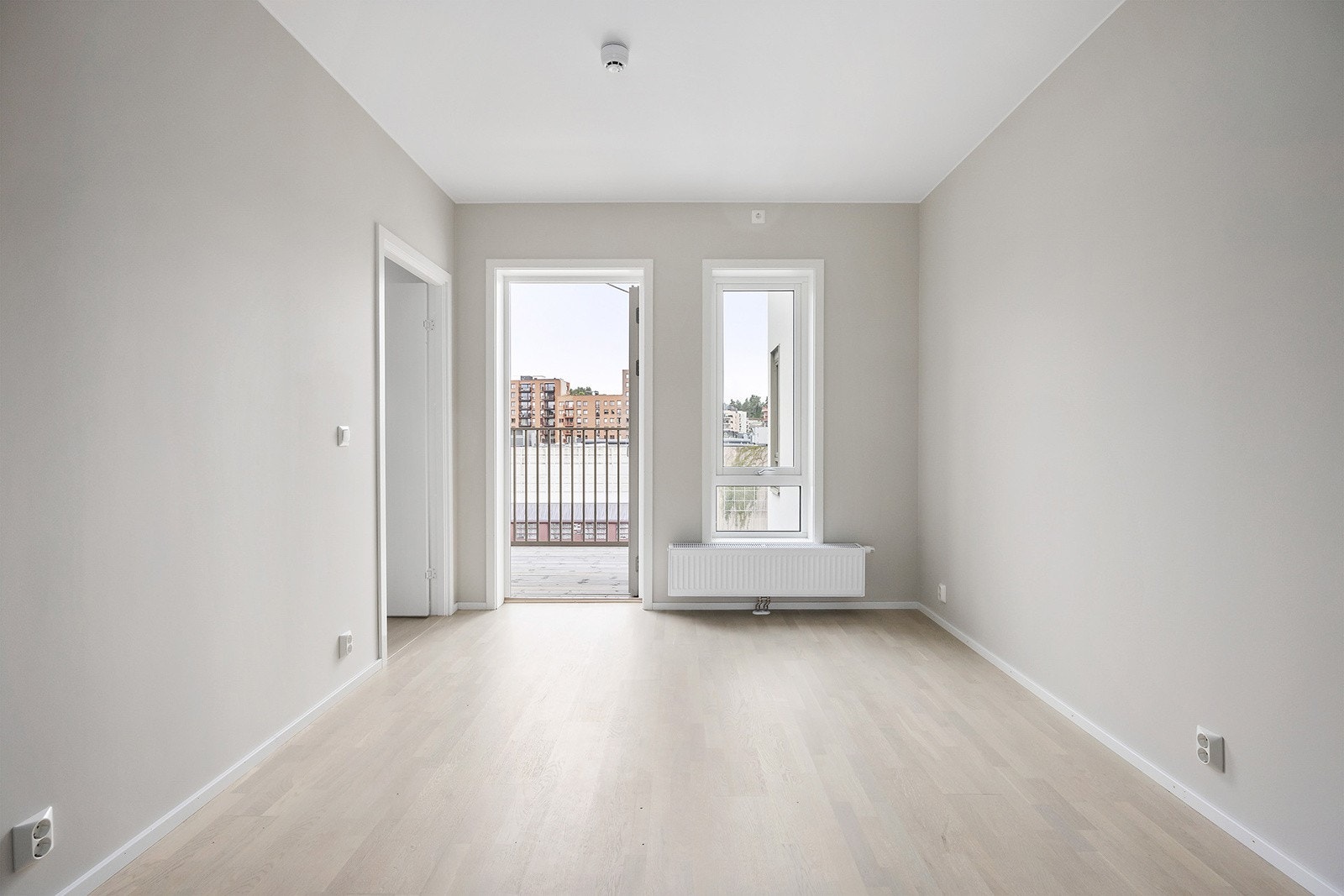 Spisestue er fint plassert i enden av rommet og er av god størrelse. Galleribilde