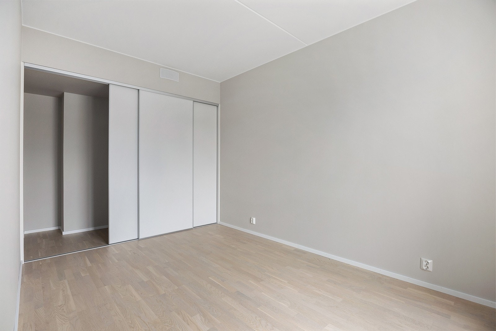 Hovedsoverom av god størrelse med plass til dobbeltseng, nattbord og garderobeløsning. Galleribilde