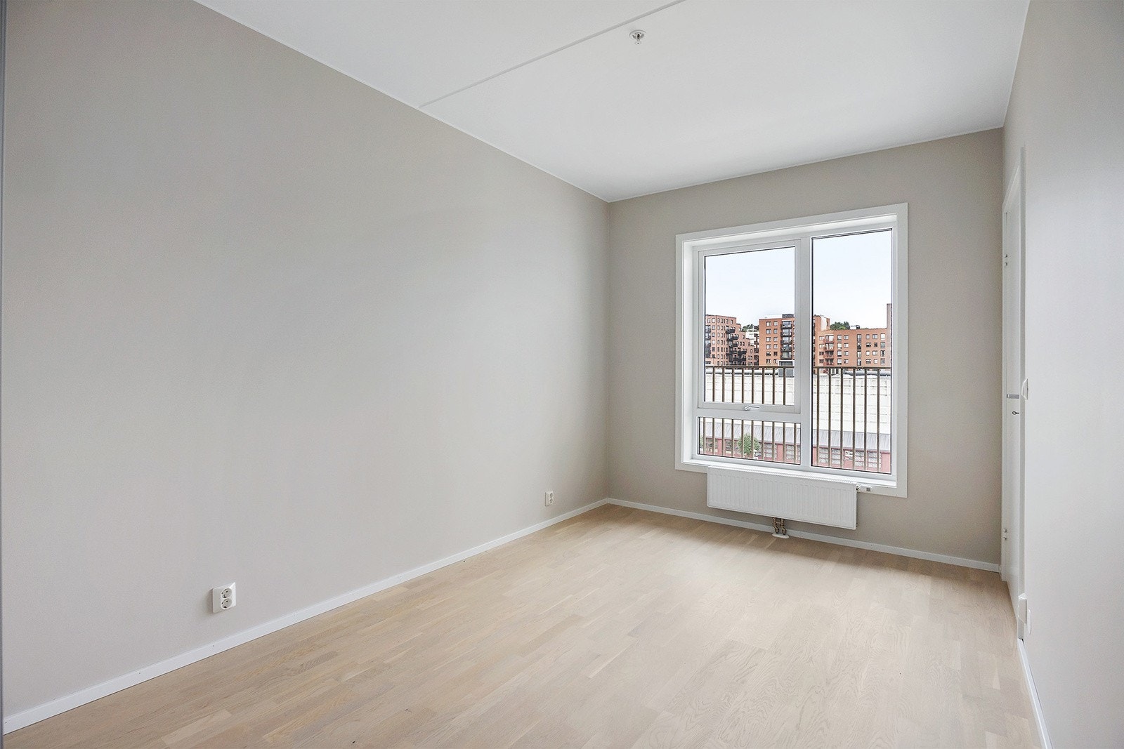 Delikate fargevalg på vegger skaper et lunt soverom. Galleribilde