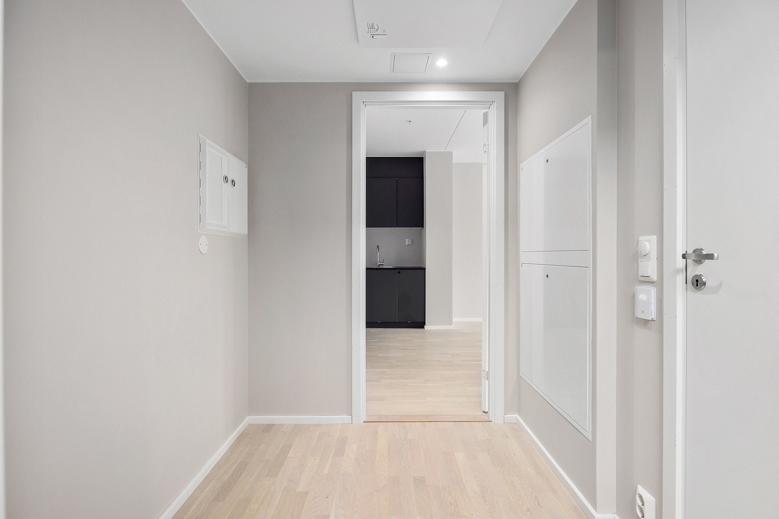 Entréen er luftig med god plass til å henge fra seg yttertøy. Galleribilde