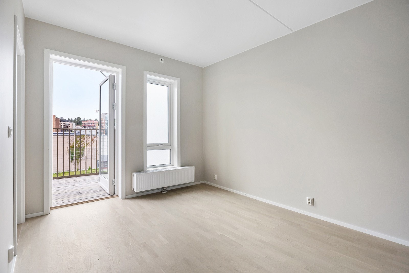 Spisestuen har godt med naturlig lysinnslipp fra store vindusflater, samt balkongdør. Galleribilde