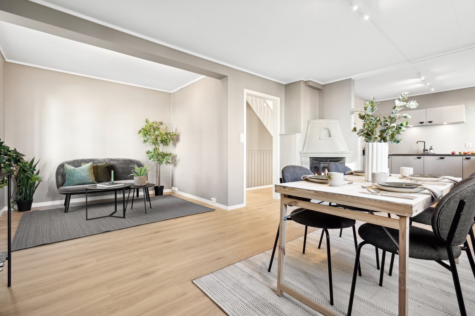 Stuen er utført med et lyst gulv og slette vegger malt i en tidsriktig farge - Det er spotskinner i taket som sørger for god belysning Galleribilde