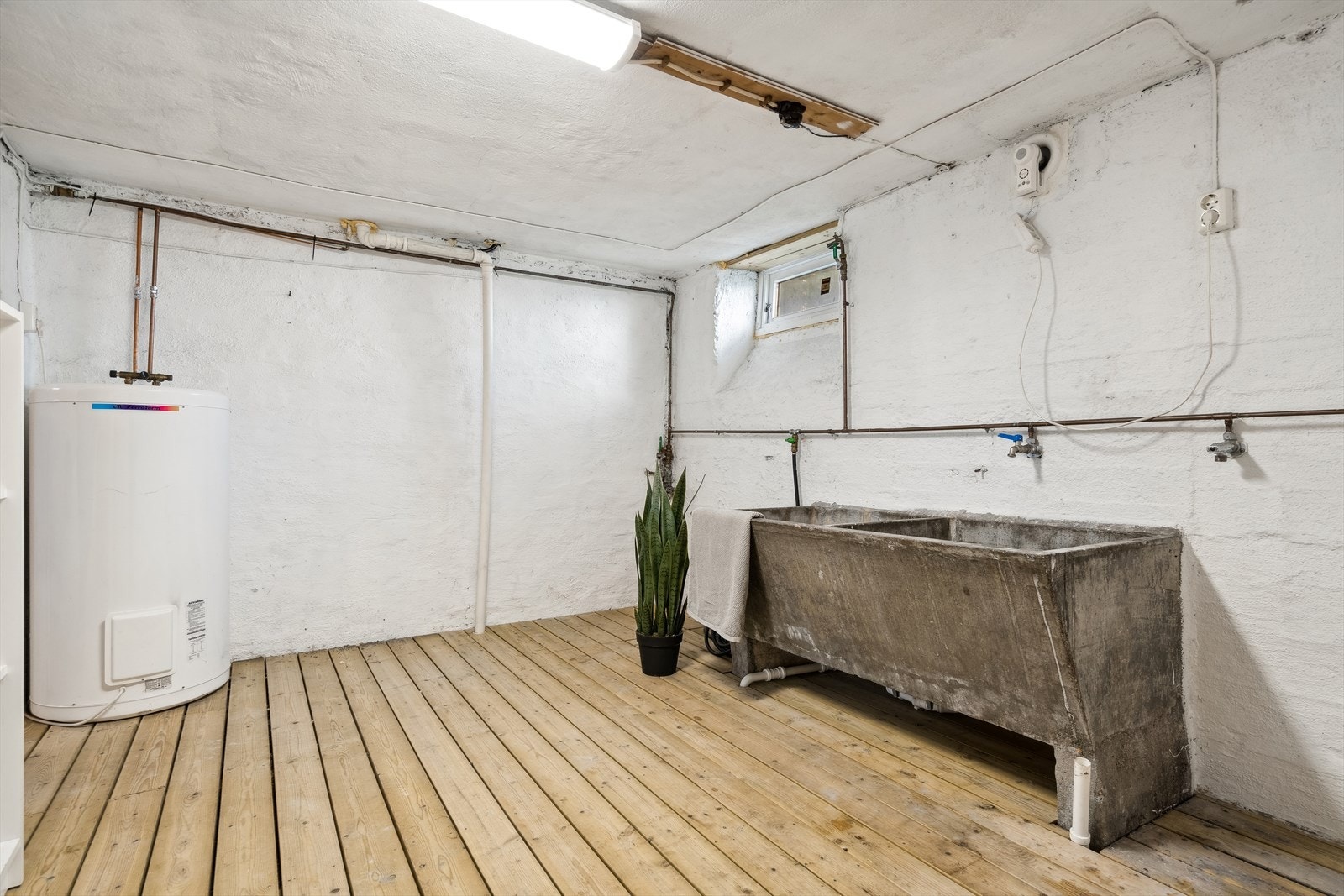 Vaskekjeller fra byggeår med opplegg for vaskemaskin, VVB på ca. 200 liter og vaskekar i betong Galleribilde