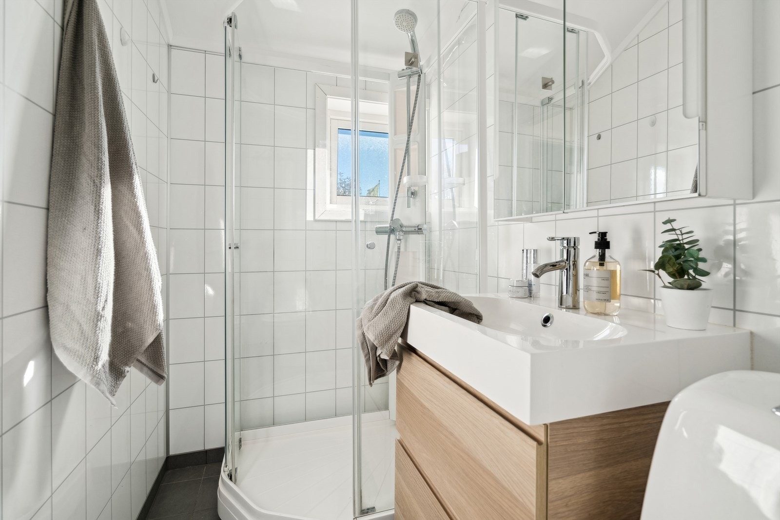 Badet ble oppgradert i 2018, har flislagt gulv m/elektriske varmekabler og våtromsplater i flisimitasjon på veggene Galleribilde