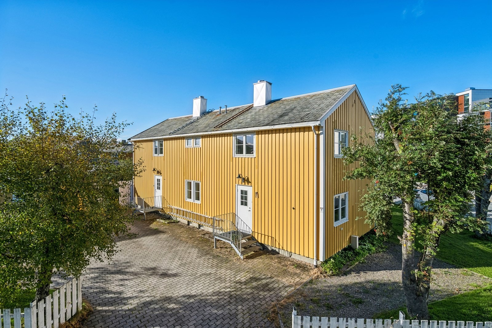 Boligen har en ettertraktet og sentrumsnær beliggenhet i Svenskbyen med nærhet til det du måtte behøver i hverdagen - Her får du den gode kombinasjonen av sentral og rolig beliggenhet Galleribilde