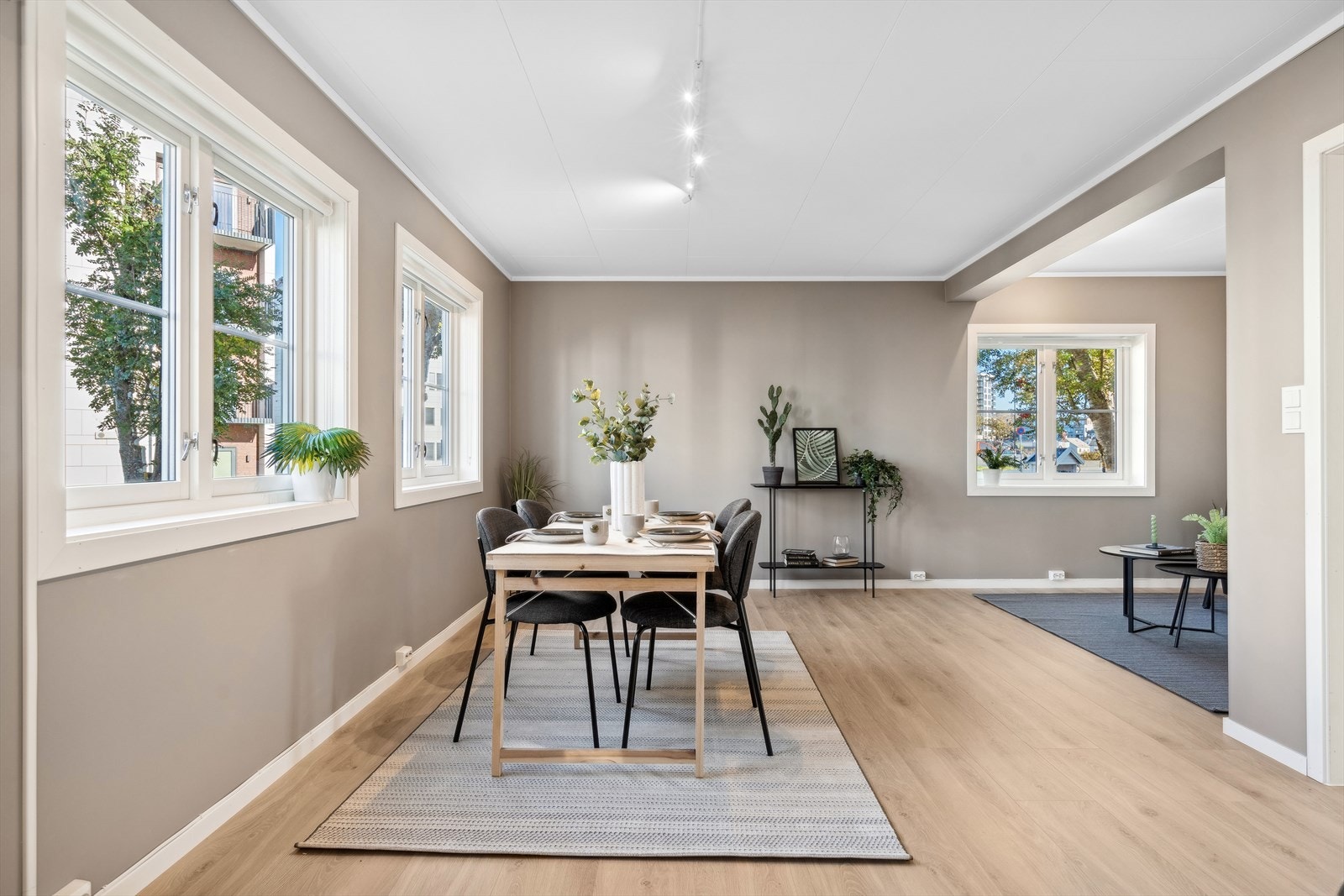 Det er flere store vindusflater som slipper inn mye dagslys og gir rommet en luftig atmosfære Galleribilde