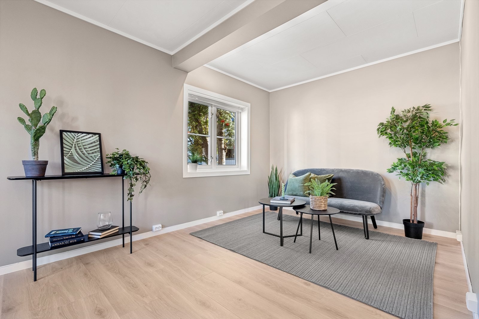 Rommet er møbleringsvennlig utformet med god plass til spisegruppe og stuekrok som passer perfekt som TV-stue Galleribilde