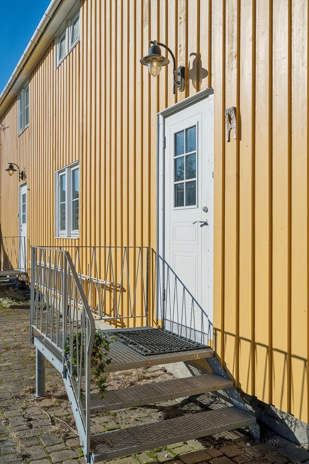 Eiendommen består av to seksjoner med felles tomt bestående av hage og felles brosteinsbelagt innkjørsel Galleribilde