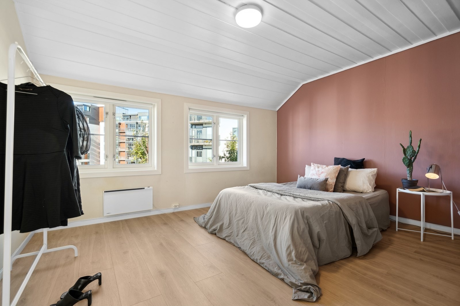 Rommet er utført med et pent 1-stavs gulv, lysmalte vegger og en mørkere kontrastvegg som gir en fin brytning Galleribilde