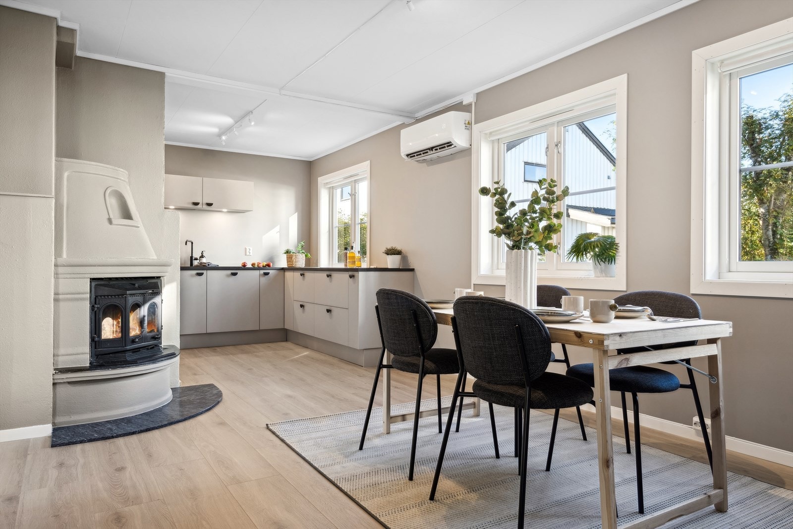 Det er ildsted som sørger for rask oppvarming på kalde vinterdager og varmepumpe for mer stabil og energivennlig varme Galleribilde