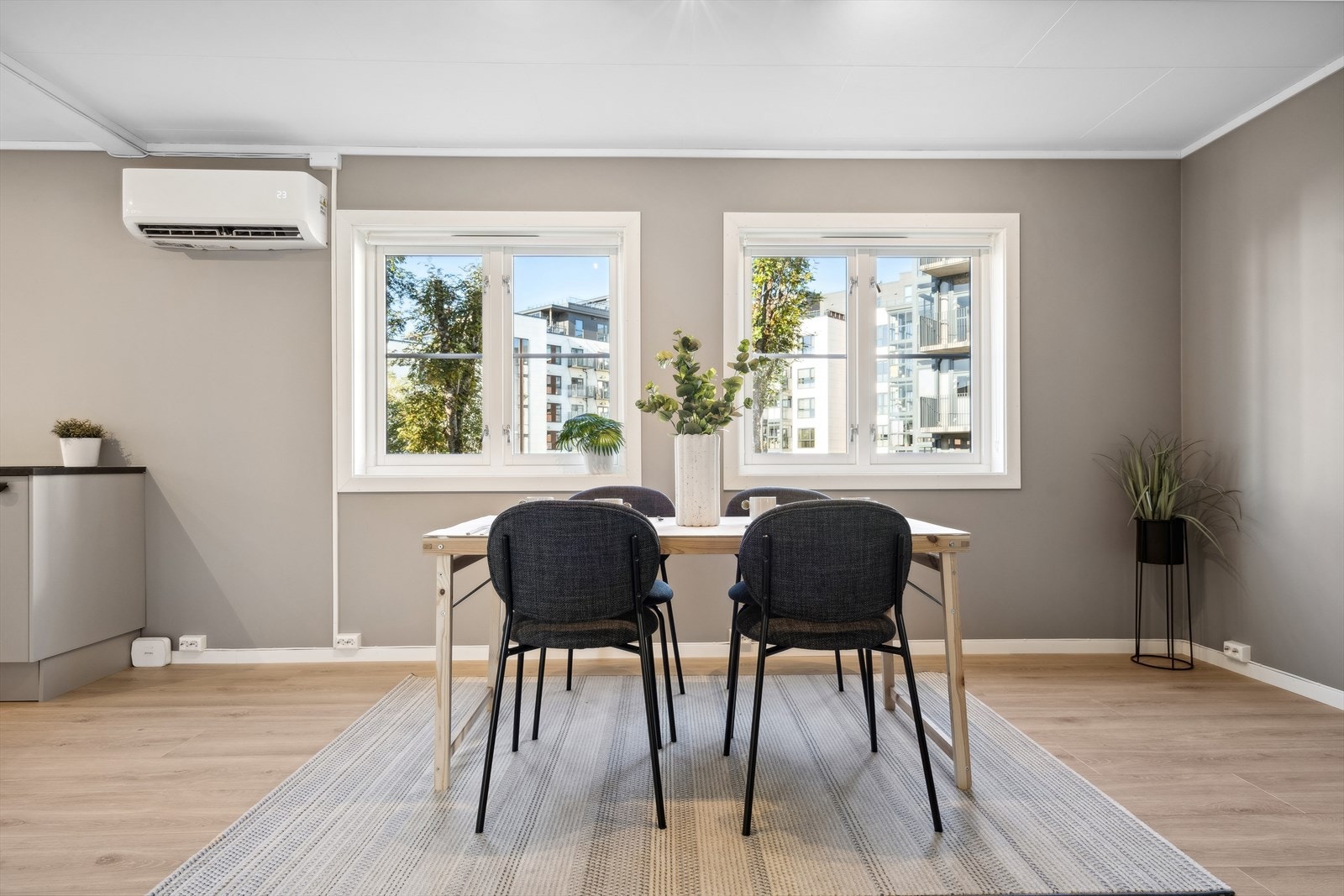 I spisestuen får du fint plass til spisegruppe tilpasset 4-6 personer Galleribilde