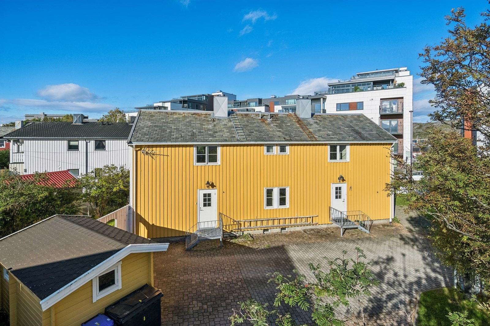 Tomten er fellesareal for de to seksjonene og er pent opparbeidet Galleribilde