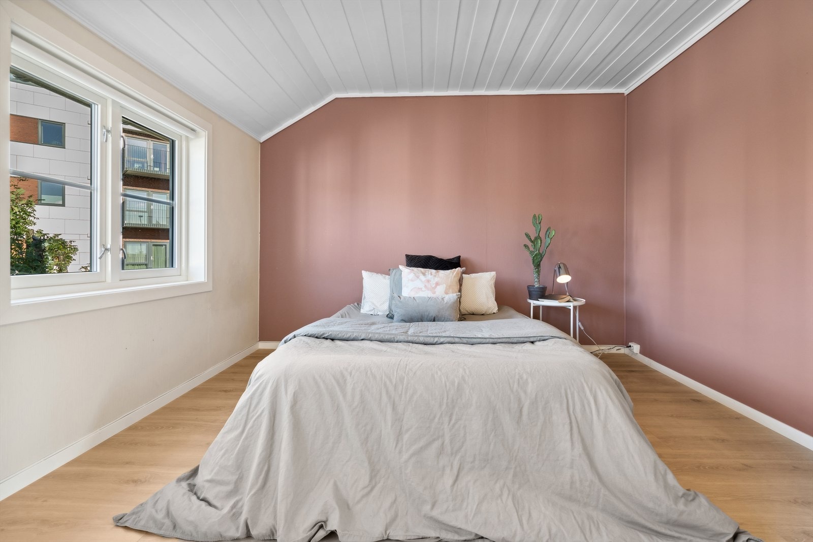 Soverom I - Hovedsoverommet er romslig med plass til dobbeltseng og tilhørende nattbord på begge sider Galleribilde