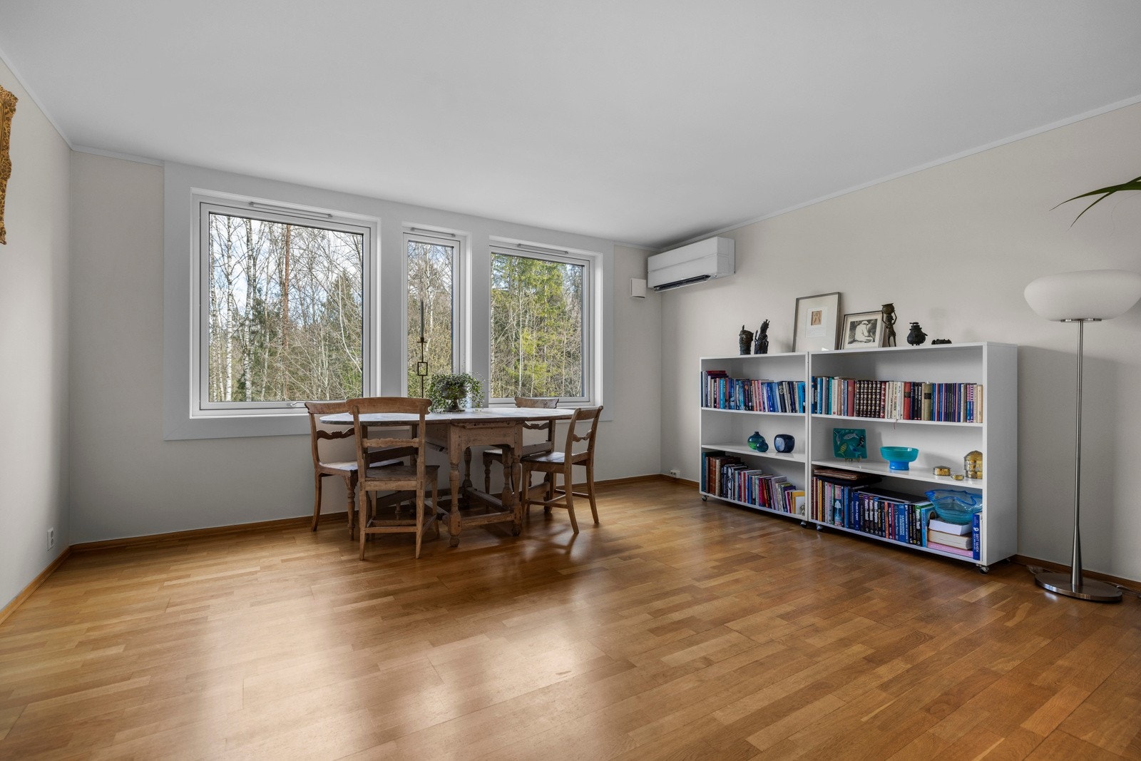 På stuen er det rikelig med plass til et spisebord med Galleribilde