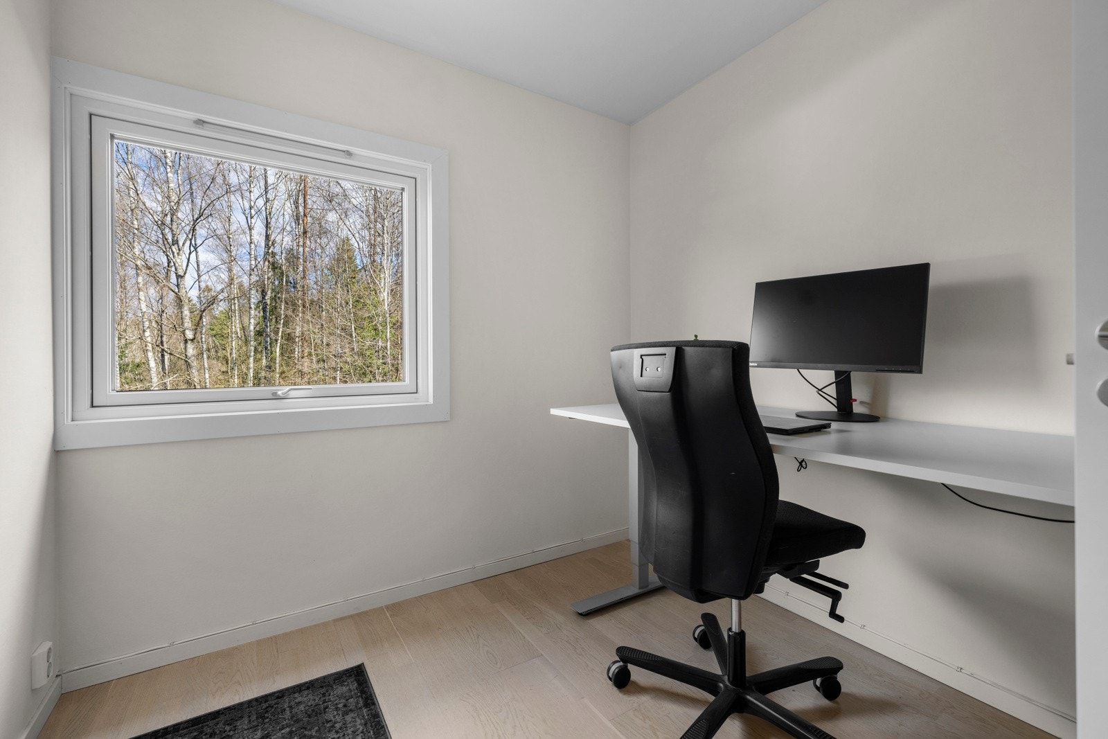 Det tredje soverommet passer ypperlig for de som ønsker å utnytte plassen effektivt, enten det er til soving eller som et arbeidsrom Galleribilde