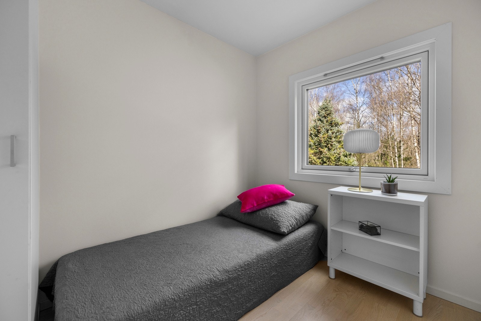 I det andre soverommet kan du nyte morgenlyset fra vinduet, noe som gjør rommet perfekt for en god start på dagen Galleribilde