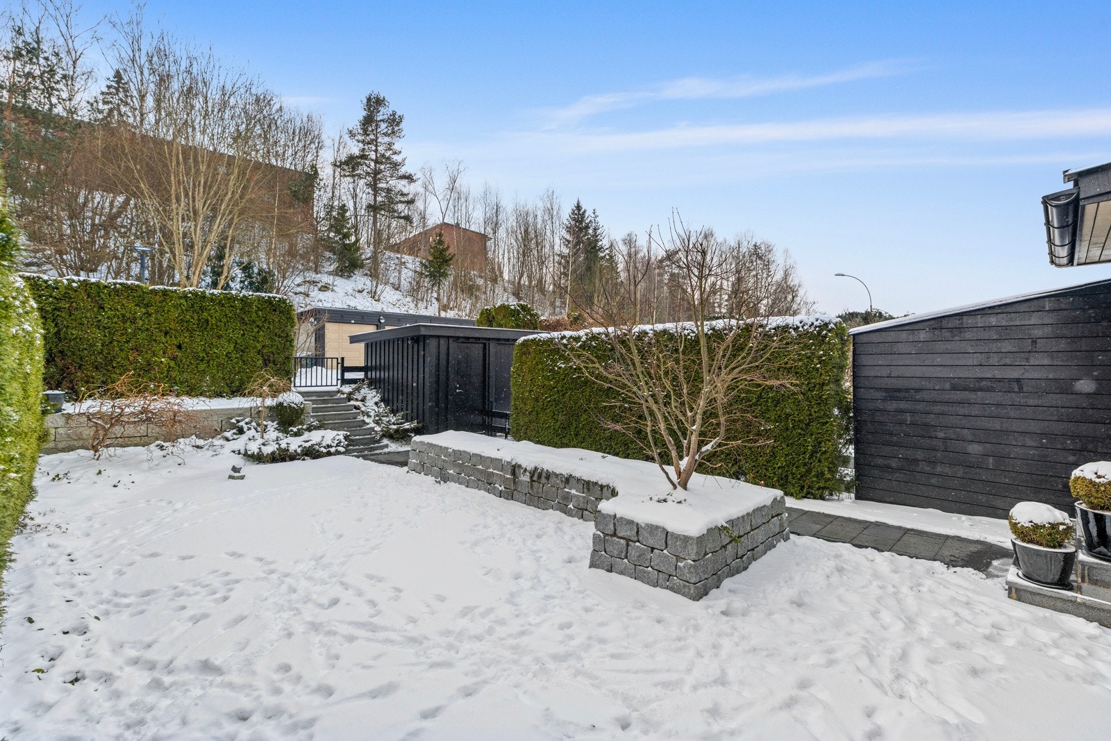 Inngangspartiet fremstår som rolig og innbydende, med grønne innslag rundt Galleribilde