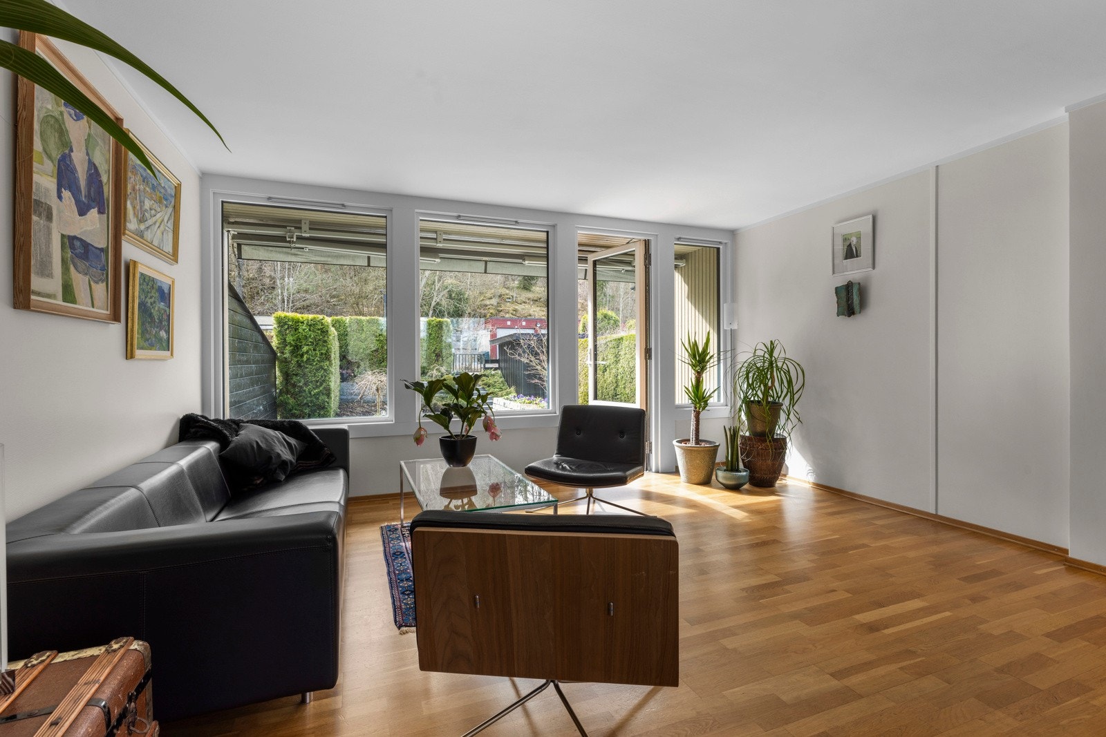 Parkettgulvet gir et solid og varmt underlag, mens de malte veggene danner et lyst og trivelig bakteppe for møbler og dekor Galleribilde