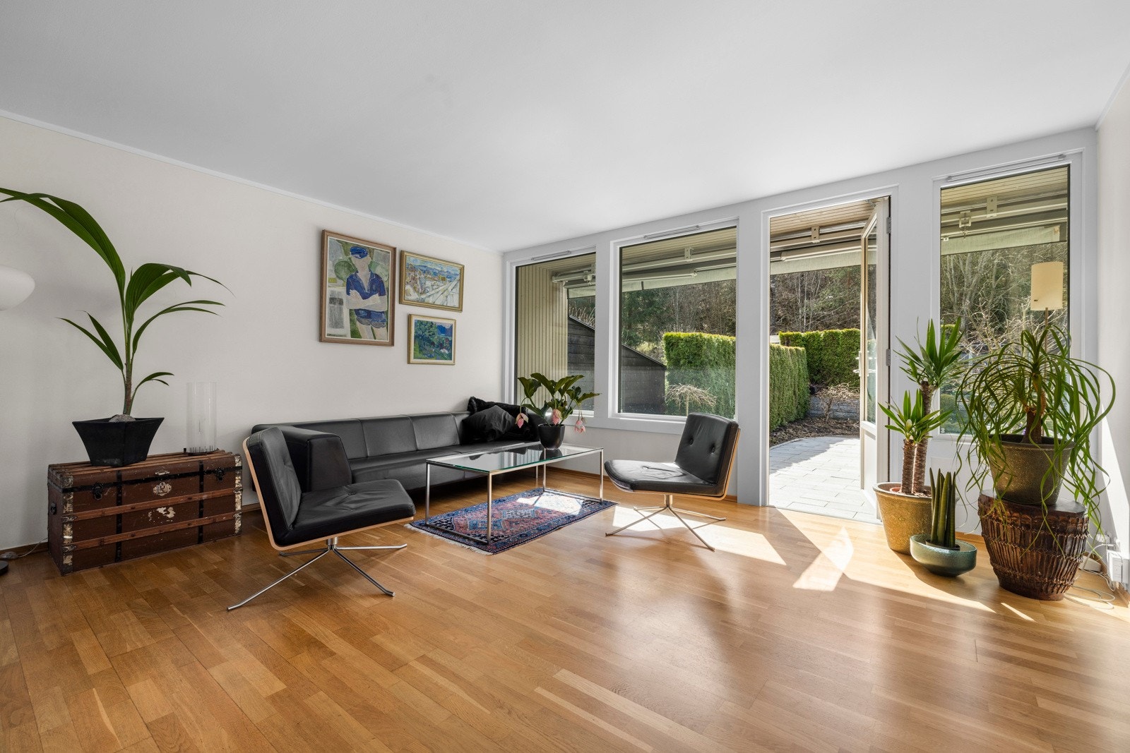 Stuen er romslig og innbydende, med god plass til flere soner og sittegrupper Galleribilde