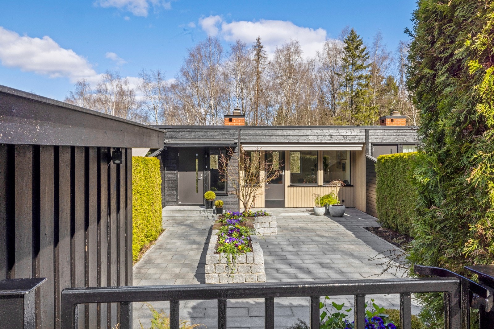 Sommerens grønne omgivelser gir inngangspartiet et ekstra løft Galleribilde