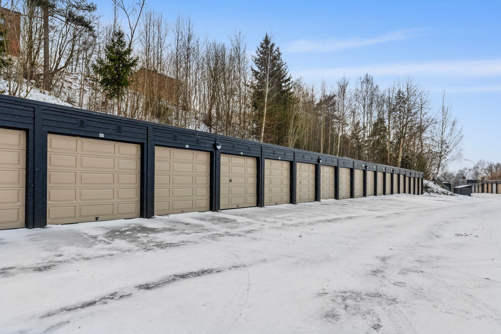 Boligen byr også på en garasje med plass til bil og utstyr Galleribilde